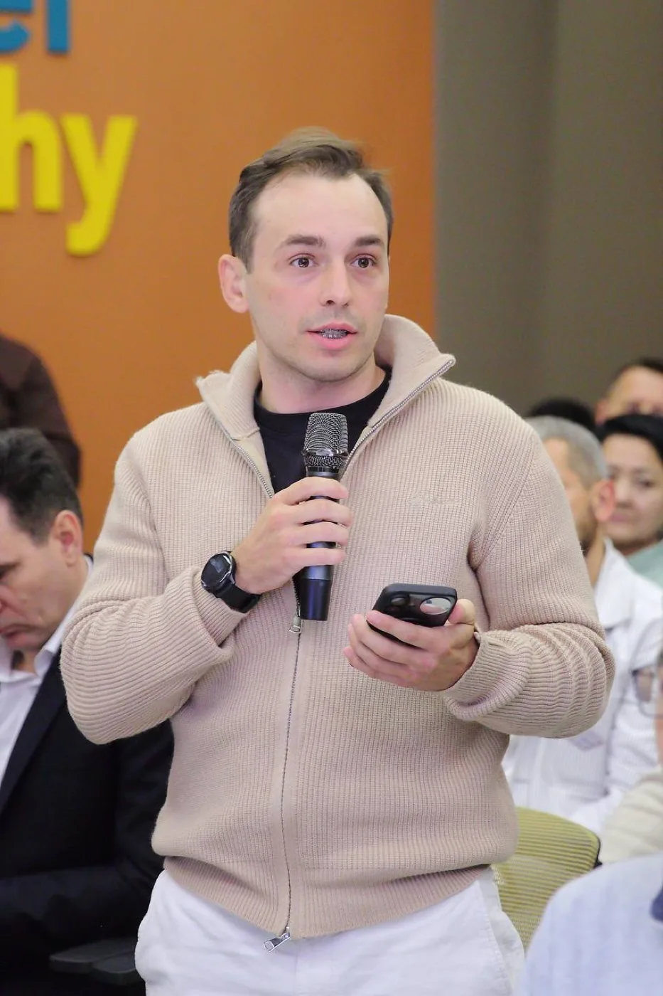 Роман Кокуркин — с микрофоном на конференции